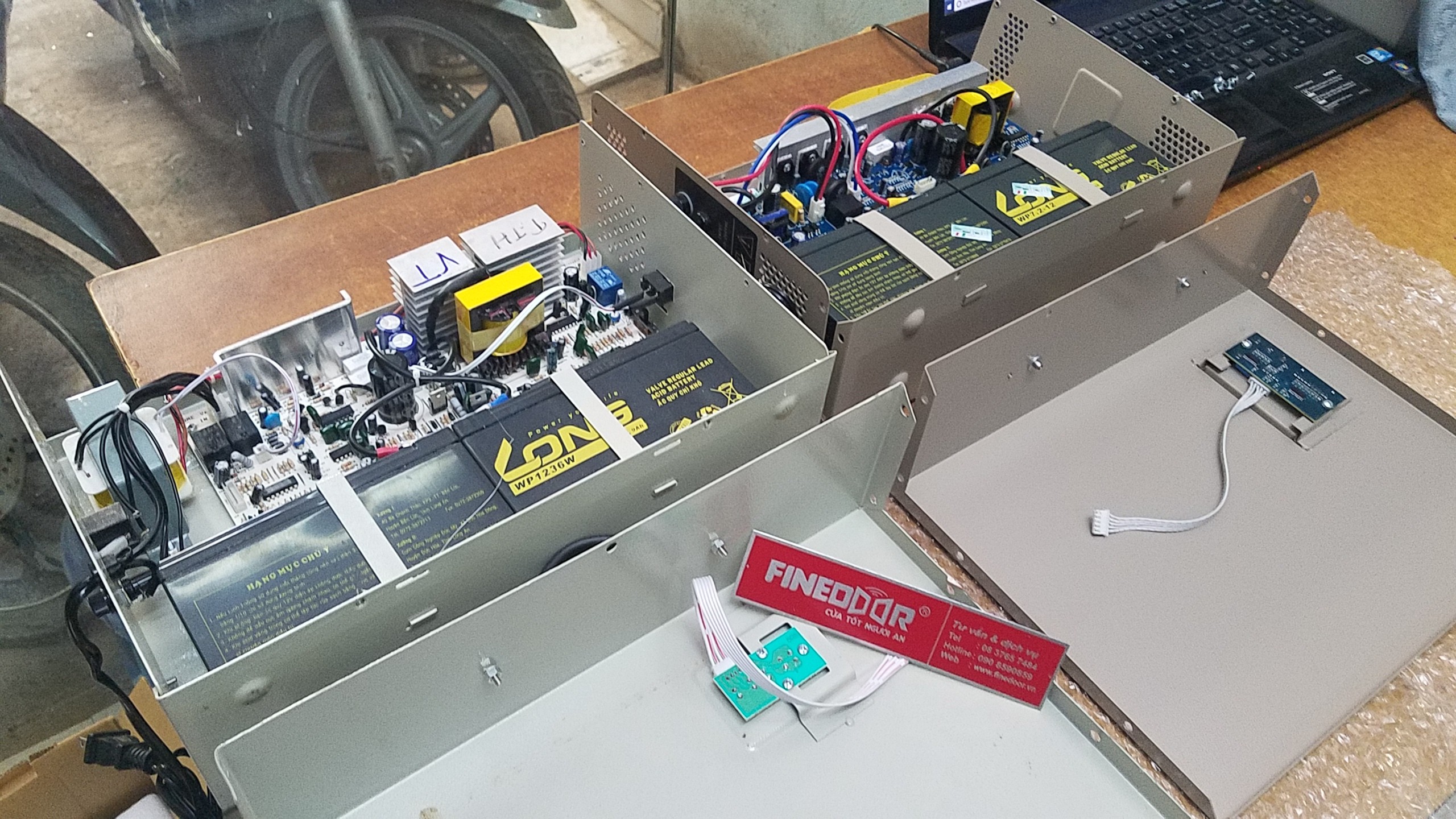 Bình lưu điện cửa cuốn