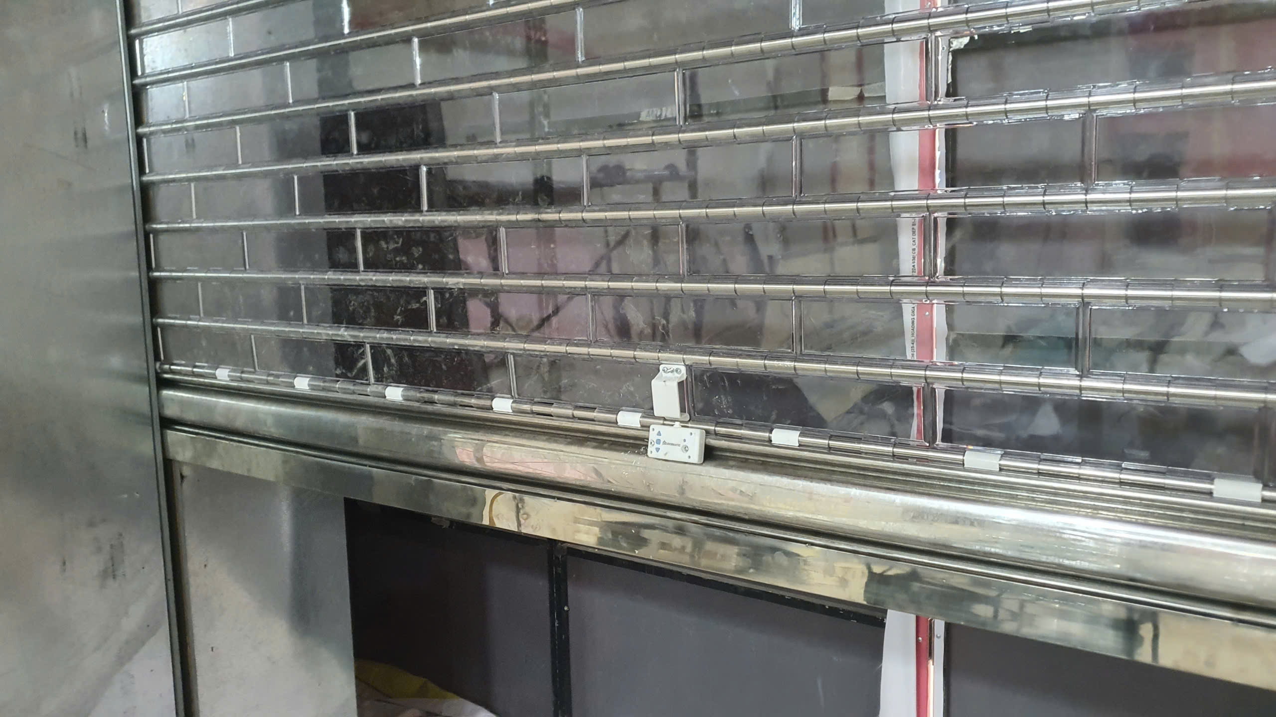 cửa cuốn xuyên sang Polycarbonate